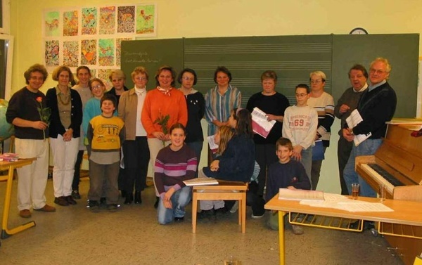 Lehrer- Eltern- Schüler- Chor unter der Leitung von Markur Spiegelhalter