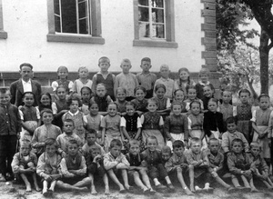 Lehrer Weber mit Schülern Jahrgang 1928/29