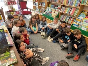 Die Klasse 4 in der Bücherstube Die Klasse 4 in der Bücherstube